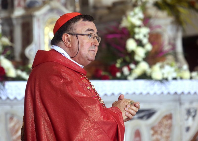 Kardinal Puljić predvodio misu u sarajevskoj katedrali, osvrnuo se i na napade u Šri Lanci