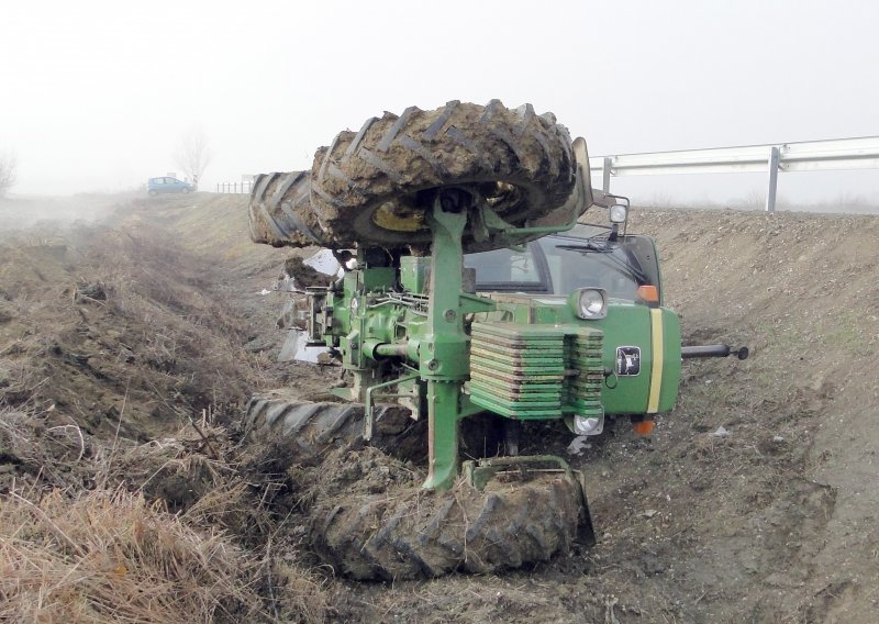 Bez vozačke dozvole vozio traktor, sletio u kanal i poginuo