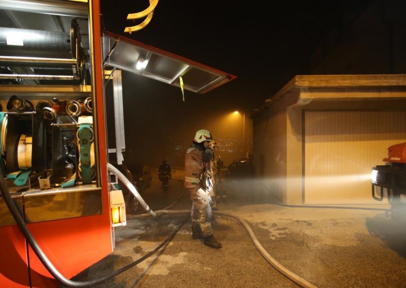 U požaru u Splitu ozlijeđen vatrogasac, plamenom oštećeno vozilo