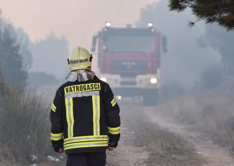 Požar kod Tribunja širi se jako brzo, angažirane sve vatrogasne snage