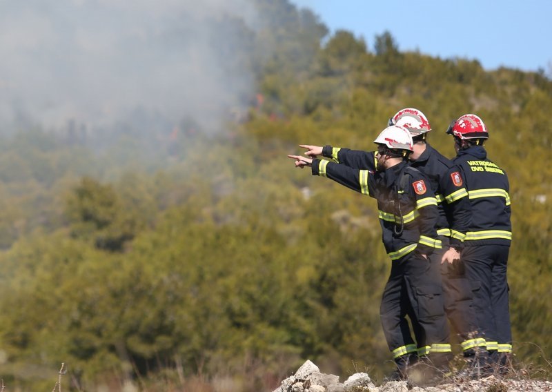 I dalje gori kod Ogorja, čeka se pomoć kanadera