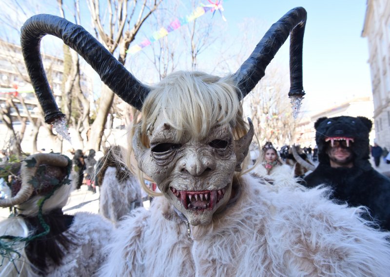 [FOTO/VIDEO] Održan 5. pulski karneval, pogledajte impresivne maske koje su prošetale gradom