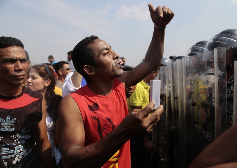 Venezuela ključa: žestoki sukobi na granici s Kolumbijom, ima ozlijeđenih