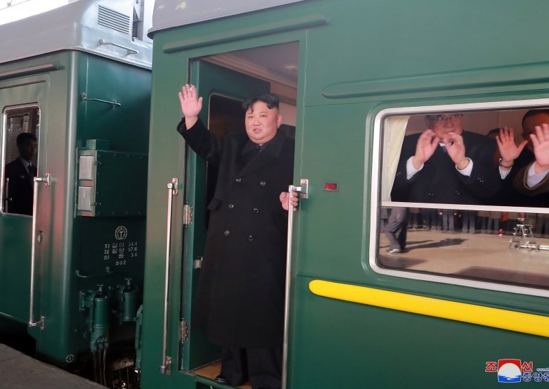 Kim u velikom stilu putuje na sastanak s Trumpom: protutnjao u oklopnom vlaku, a vozi i svog Mercedesa