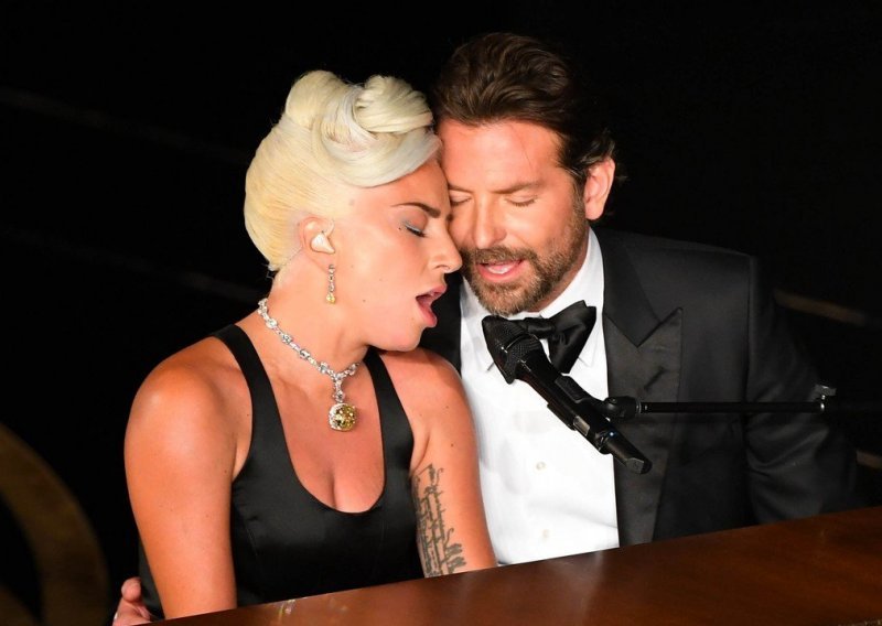 Dvorana na nogama: Lady Gaga i Bradley Cooper nagrađeni pljeskom, a potez Irine Shayk iznenadio je sve