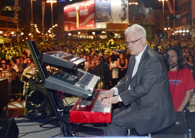 Opušteni Ivo Josipović i Goran Bare pjevali zajedno