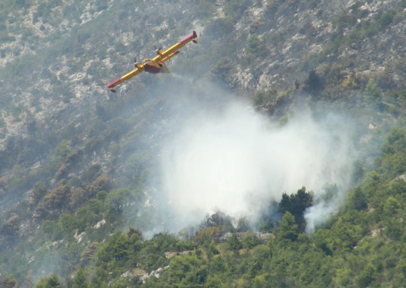 Protupožarne zračne snage HRZ-a gasile požar na Braču