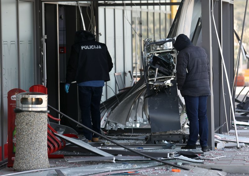 Pljačkaši raznijeli bankomat u trgovačkom centru u Primoštenu