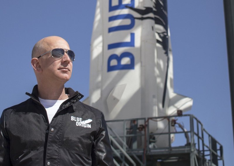 Jeff Bezos otkrio što bi napravio sa Zemljom nakon što tešku industriju preseli u svemir
