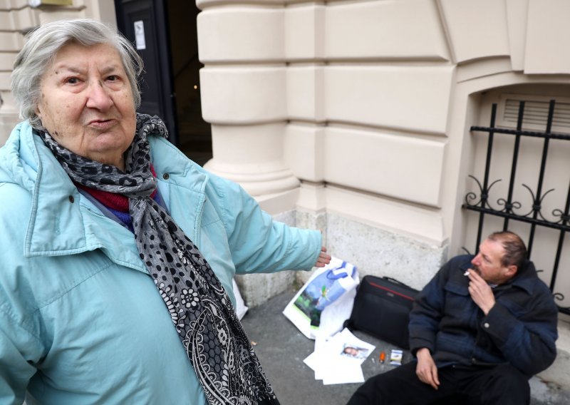 Uz podršku majke prosvjeduje pred sjedištem DORH-a u Zagrebu
