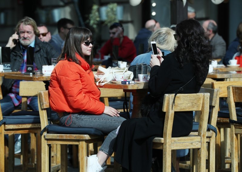 Uskoro osjetno toplije, osobito na kopnu. Zatim oblačnije i nestabilnije uz povremenu kišu