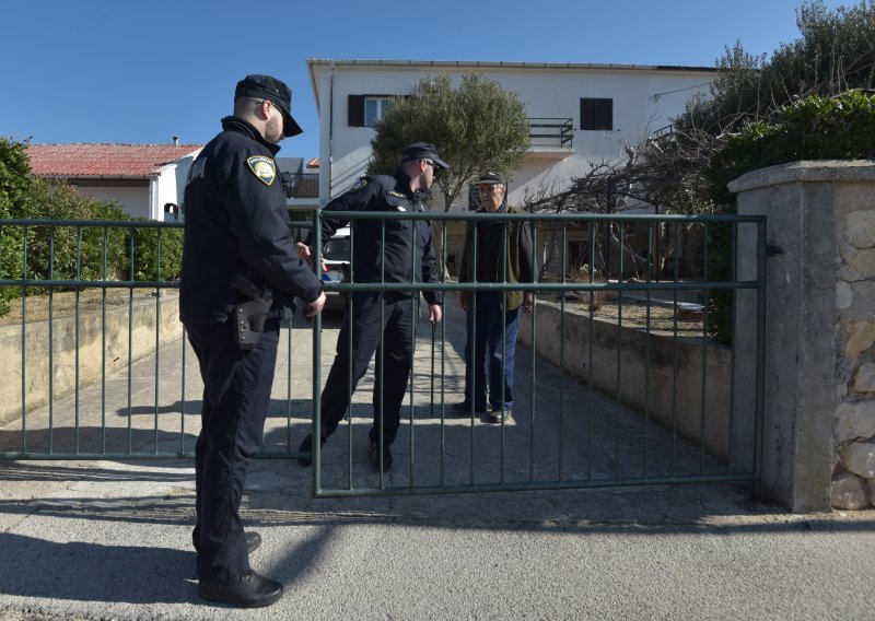 Otac bacio četvero djece s prvog kata, jedna djevojčica životno ugrožena. Ministrica Murganić na putu u Zadar