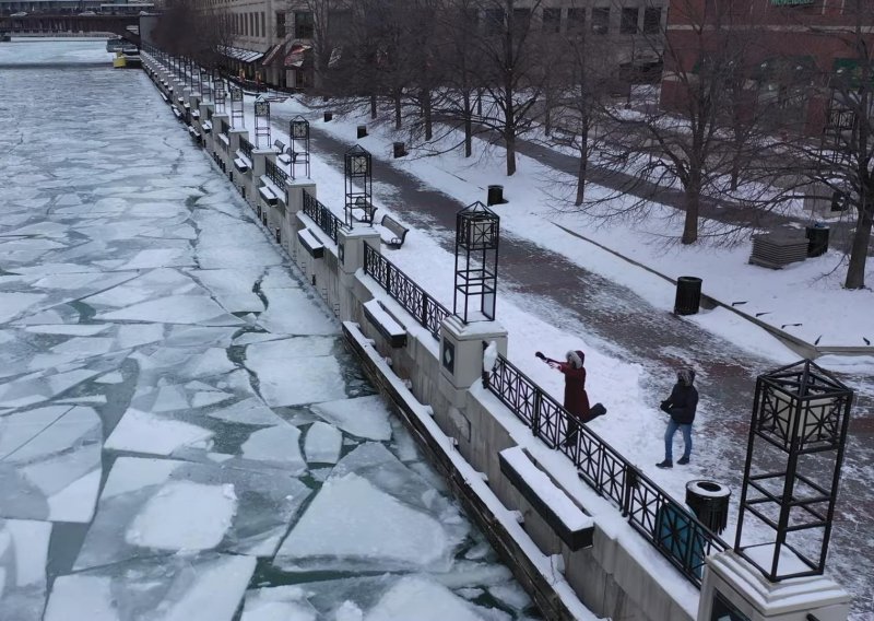 Dok mi uživamo u laganoj zimi, Chicago se smrzava