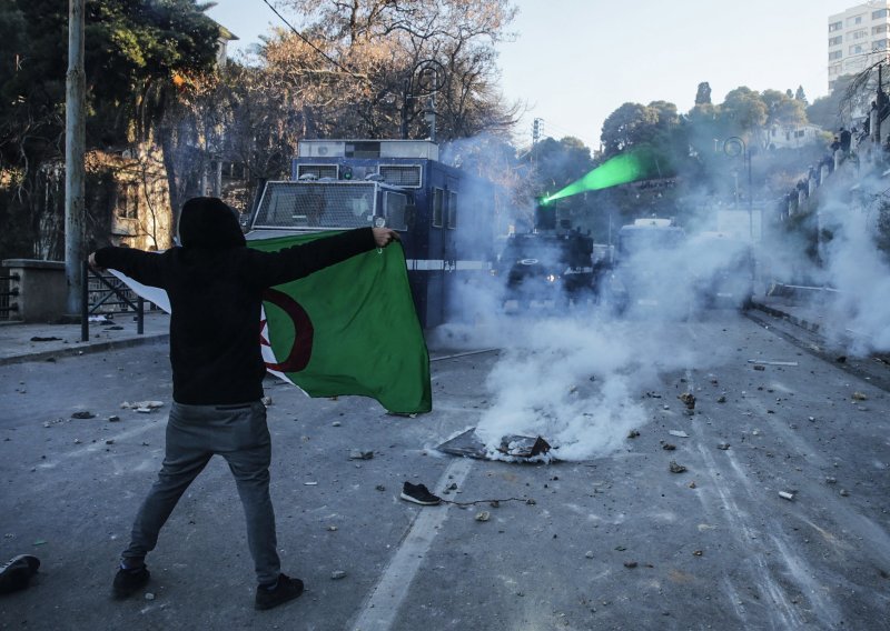 U prosvjedima u Alžiru 63 ozlijeđenih, među njima 56 policajaca, 45 uhićenih
