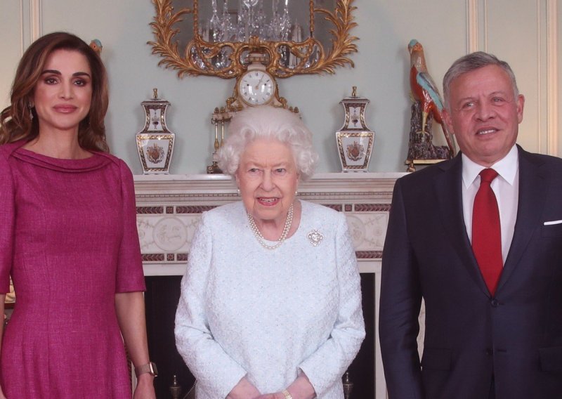 Detalj na fotografiji sve je zabrinuo: Što se događa s kraljicom Elizabetom