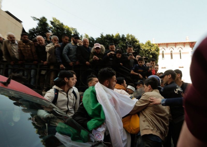 Tisuće prosvjednika diljem Francuske protiv petog Buteflikina mandata