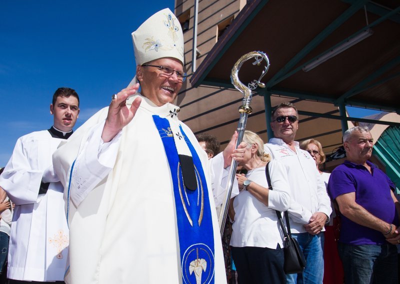 Dvije zgrade u Zagrebu poklonjene Đakovačko-osječkoj nadbiskupiji, Marić poručio: Imovina je veleposlanica života