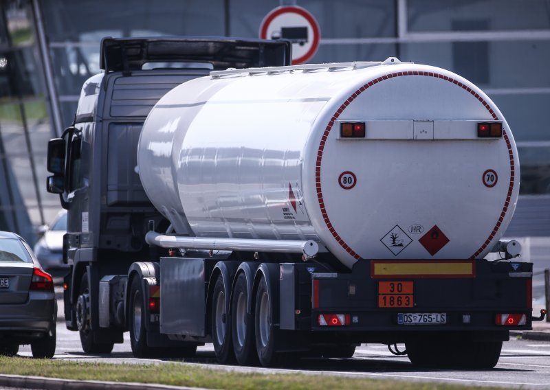 Iznenađenje u Sisku: Krenuo puniti cisternu, a iz nje poiskakali ljudi