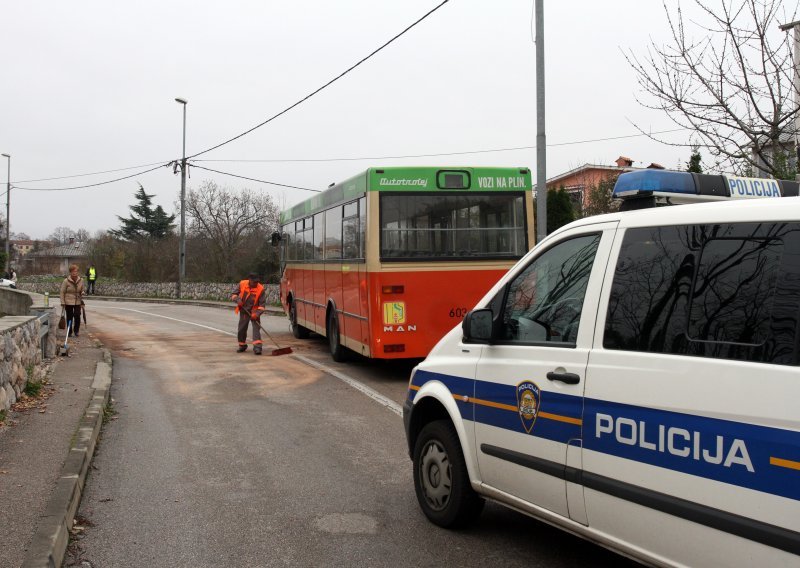 Autobus riječkog 'Autotroleja' zaustavio se na rubu provalije