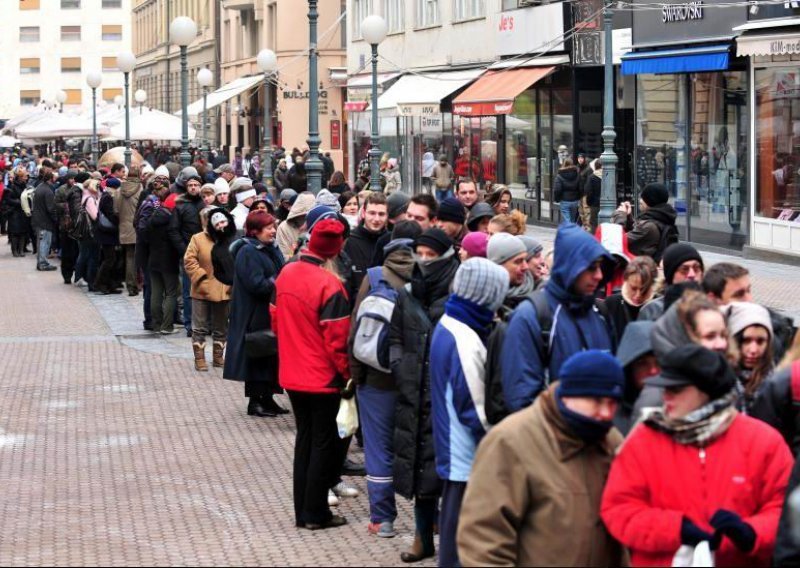 Zagrepčani u redu za knjige po kunu