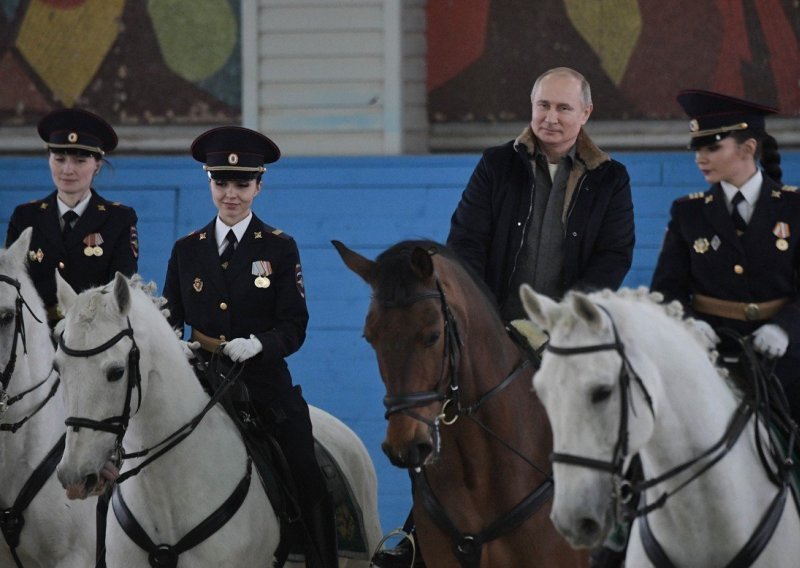 Putin ponovo jaše, ovoga puta povodom Dana žena