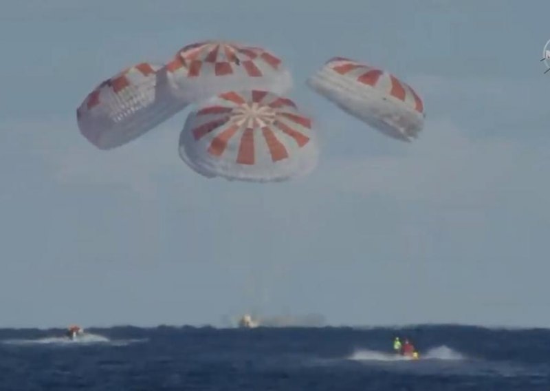SpaceX Crew Dragon uspješno aterirao u vode Atlantika nadomak Floride. Sljedeći put u svemir vodi i ljude