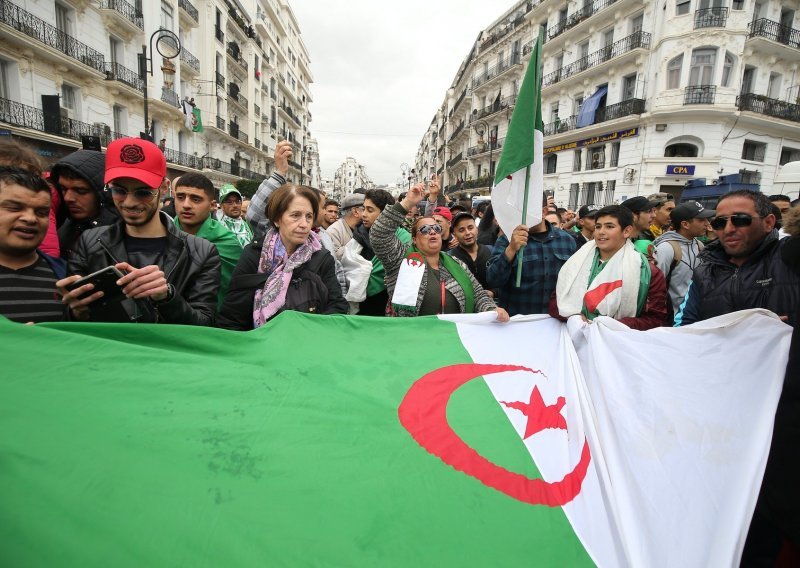 U Alžiru tisuće prosvjednika protiv privremenog predsjednika