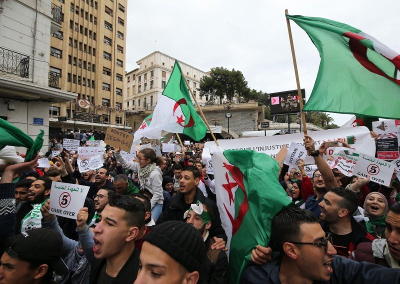 Stotine tisuća Alžiraca prosvjeduju protiv Bouteflike