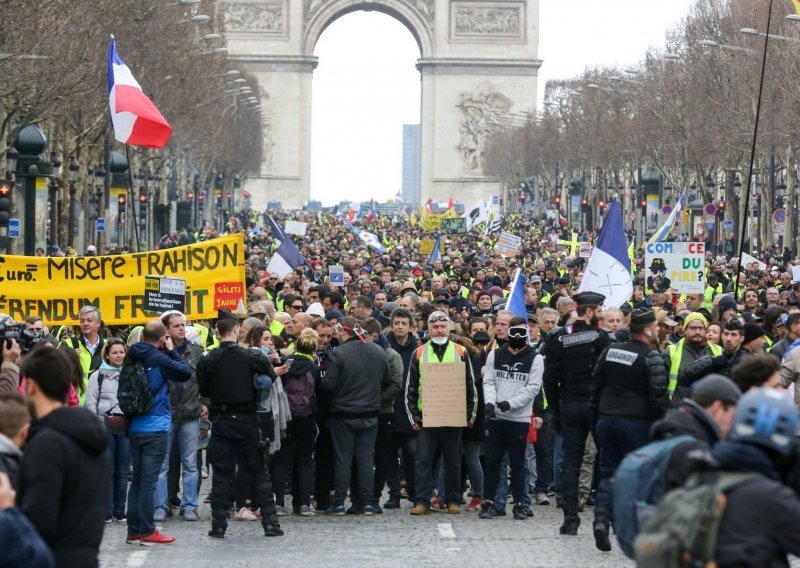 Stotine žutih prsluka prosvjeduju u Parizu 17. vikend zaredom