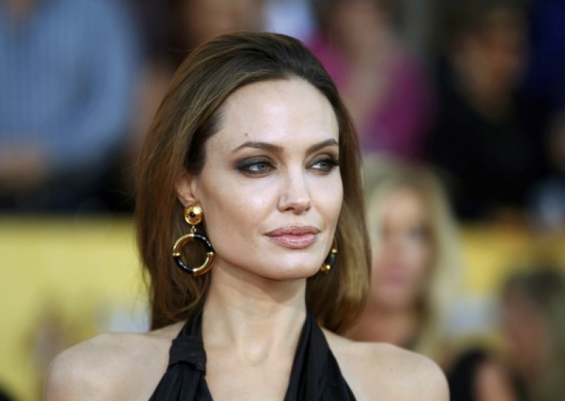 Angelina Jolie s djecom napustila Sarajevo