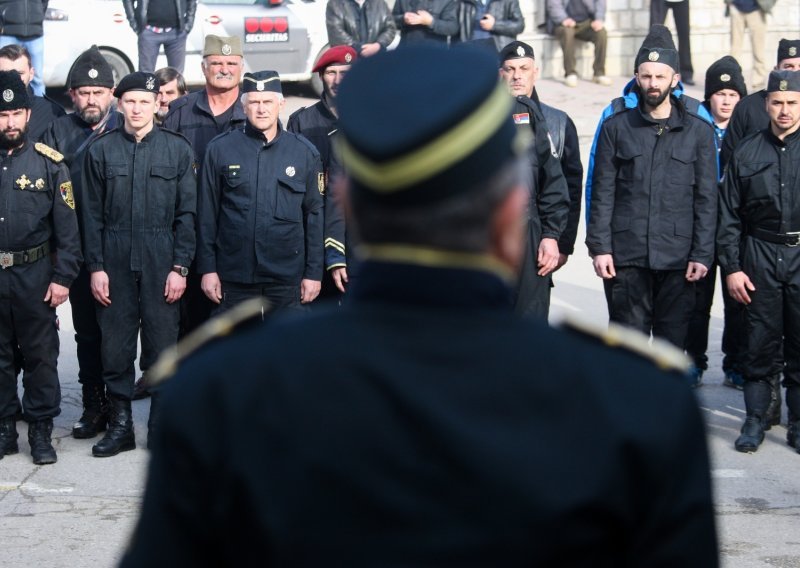 Četnici se ponovo postrojili u Višegradu i slavili Dražu Mihailovića