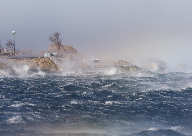 Pogledajte kako orkanska bura u Dalmaciji dere sve pred sobom