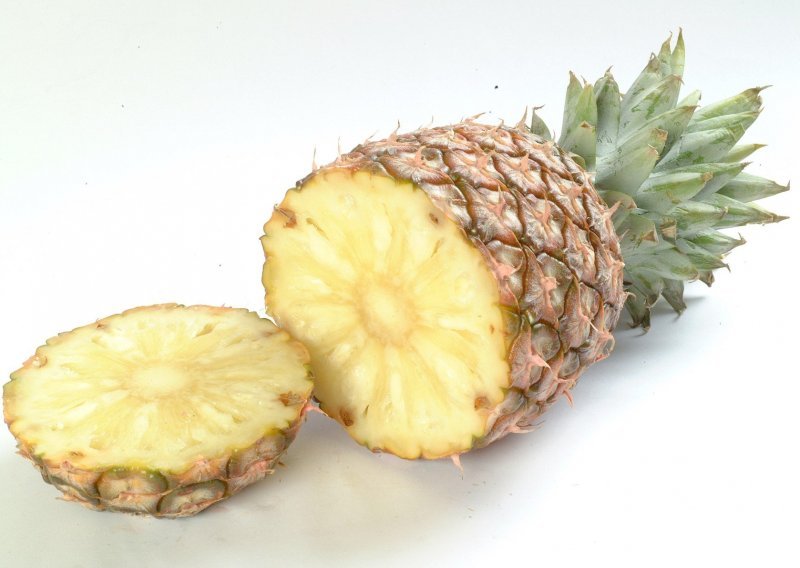 Znate li kako se zapravo jede ananas?