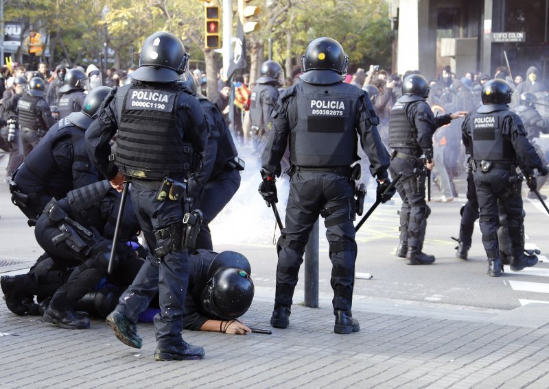 Sramotne scene u Barceloni; u neredima navijača desetero ozlijeđenih