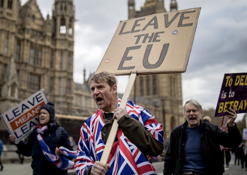 May bi mogla odustati od trećeg glasanja o sporazumu o Brexitu