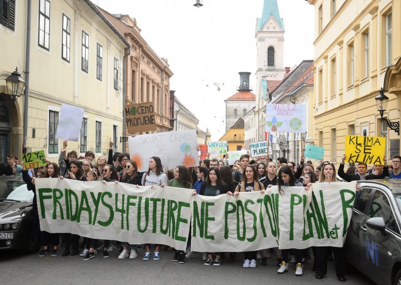 Učenici krenuli u prosvjed: Krećemo u borbu za našu budućnost i budućnost cijelog svijeta
