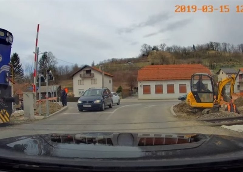 Vlak se zaustavio na prijelazu, vozači automobila nisu znali što bi