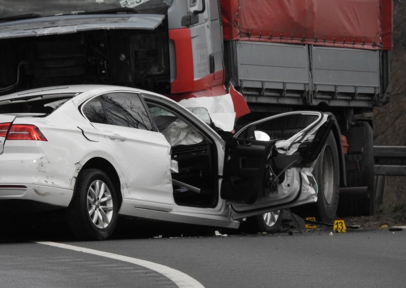 U sudaru kamiona i automobila kod Zaprešića poginula jedna osoba