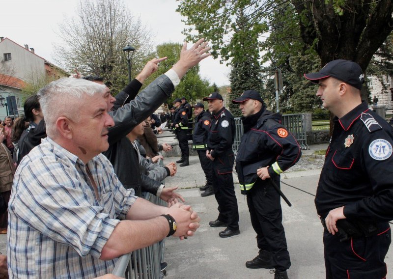Tisuće prosvjednika u Podgorici traže predsjednikovu ostavku