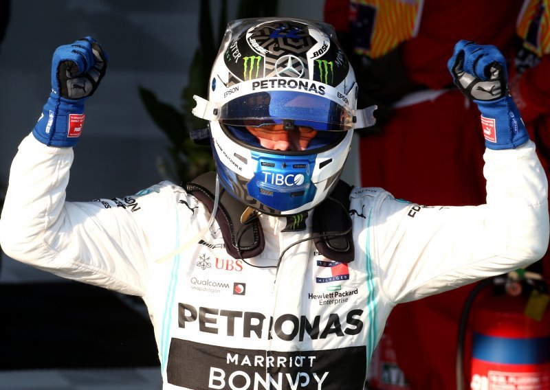 Počela je Formula 1; Bottas odmah na startu iznenadio Hamiltona i trijumfirao u Melbourneu