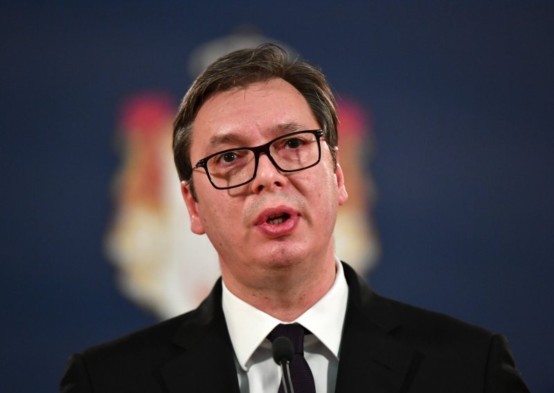Vučić tvrdi da se bori za 'pristojnu i modernu Srbiju', vođe oporbe nazvao 'fašistima', 'bandom'