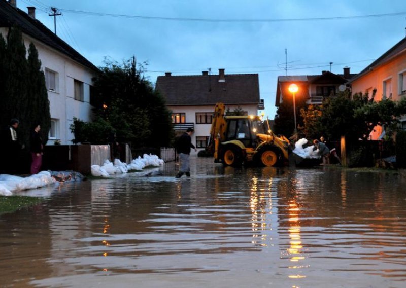 Sava probila nasip, dvoje mještana Rajeva sela nestalo