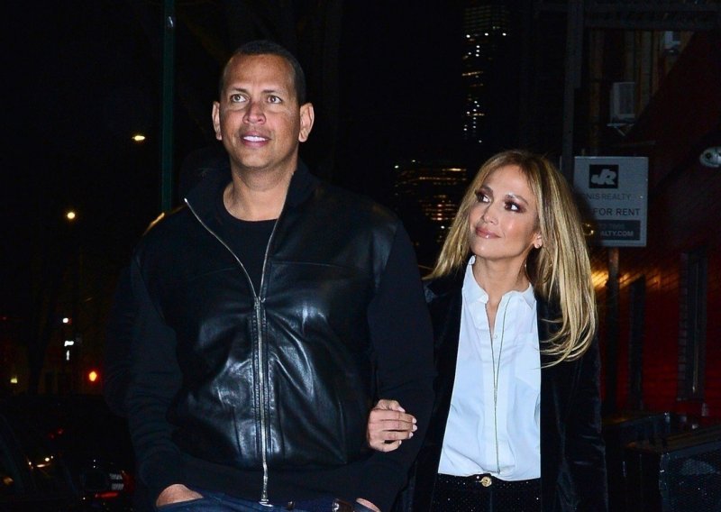 Jennifer Lopez i njen zaručnik Alex Rodriguez ne mogu sakriti sreću