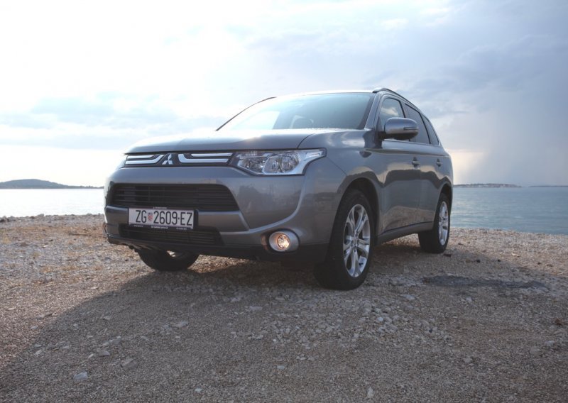 Mitsubishi Outlander 2.2 Di-D - štedljivi SUV