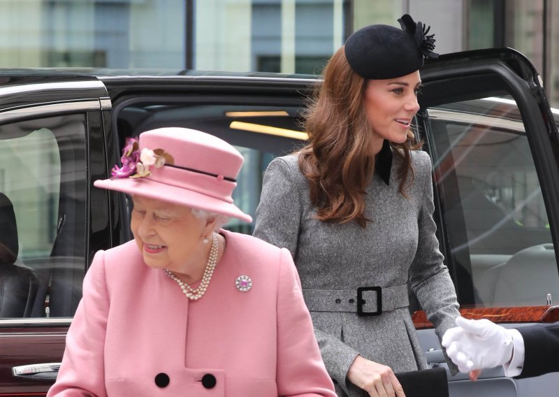 Kate Middleton ostala u drugom planu: S kraljicom u prvom zajedničkom angažmanu nakon čak osam godina
