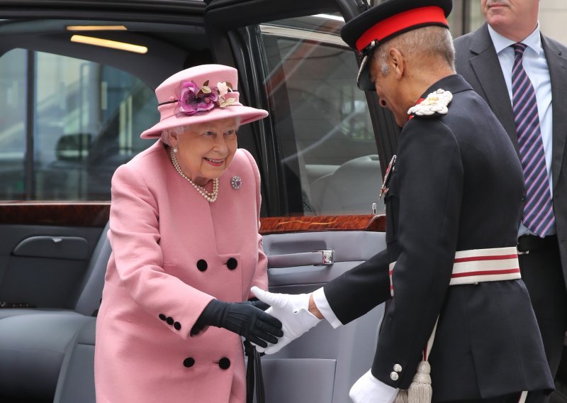 Na nagovor svojih suradnika kraljica Elizabeta se u 92. godini odlučila na potez koji joj teško pada