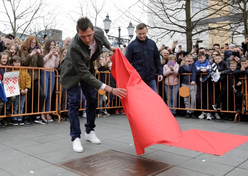 Mario Mandžukić i Ivica Olić ovacijama dočekani u Slavonskom Brodu; dobili su spomen ploče u središtu grada