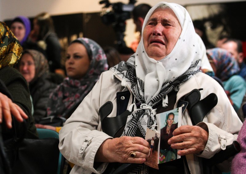 Srebreničke obitelji žrtava uz suze i uzvike pljeskom pozdravile doživotnu kaznu Karadžiću
