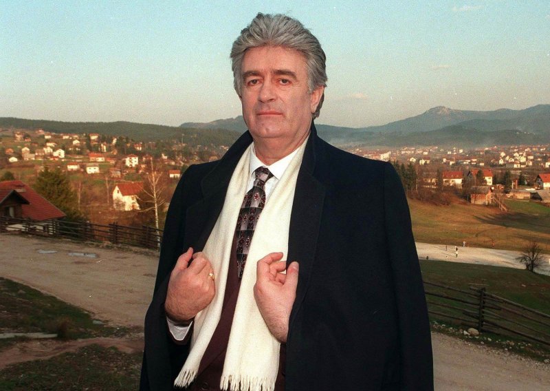 Skinut i spaljen transparent koji veliča ratnog zločina Radovana Karadžića
