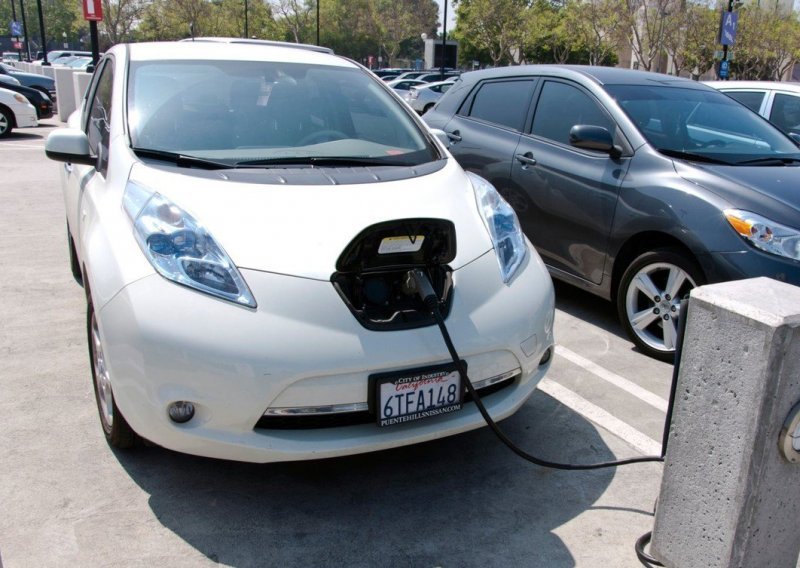 Za električne automobile prestaje besplatna vožnja autocestama. Je li struja ipak još uvijek jeftinija od goriva?